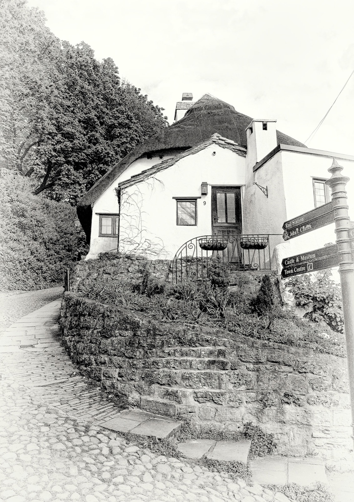 Whitewashed cottage on the bend of a cobbled climb — Knaresborough old town