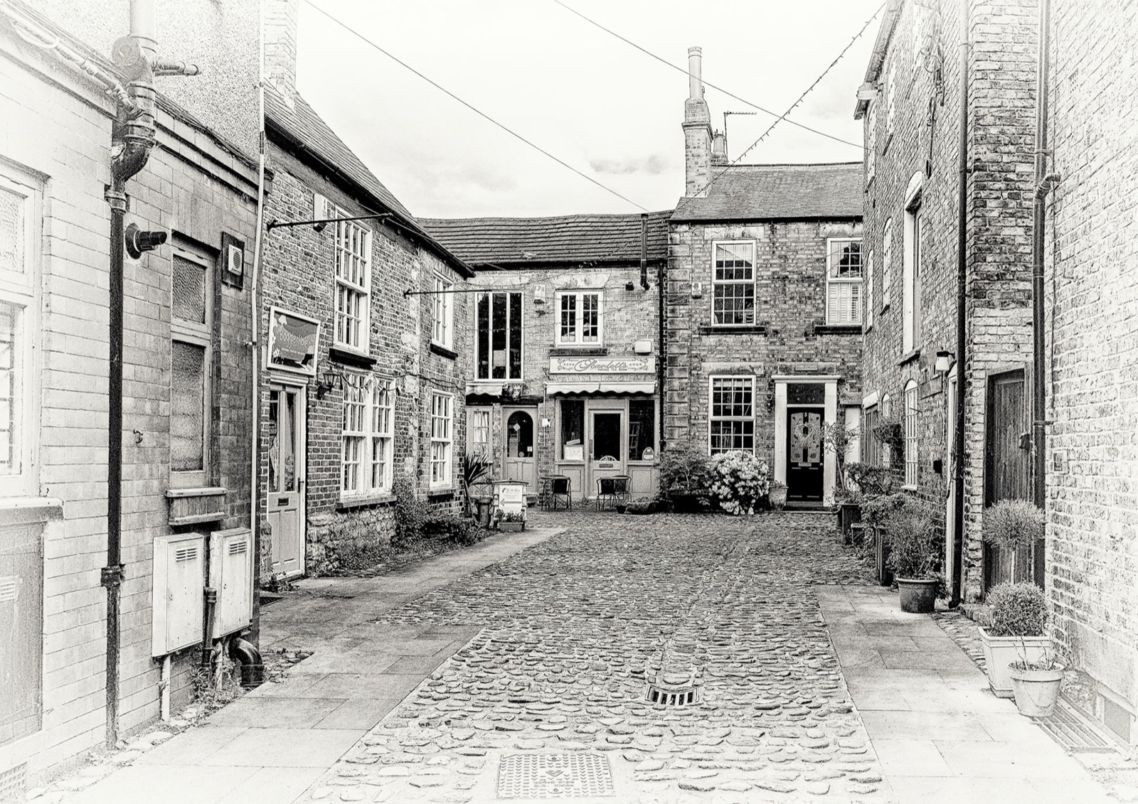 Cobbled yard winding between cottages — Knaresborough back lanes