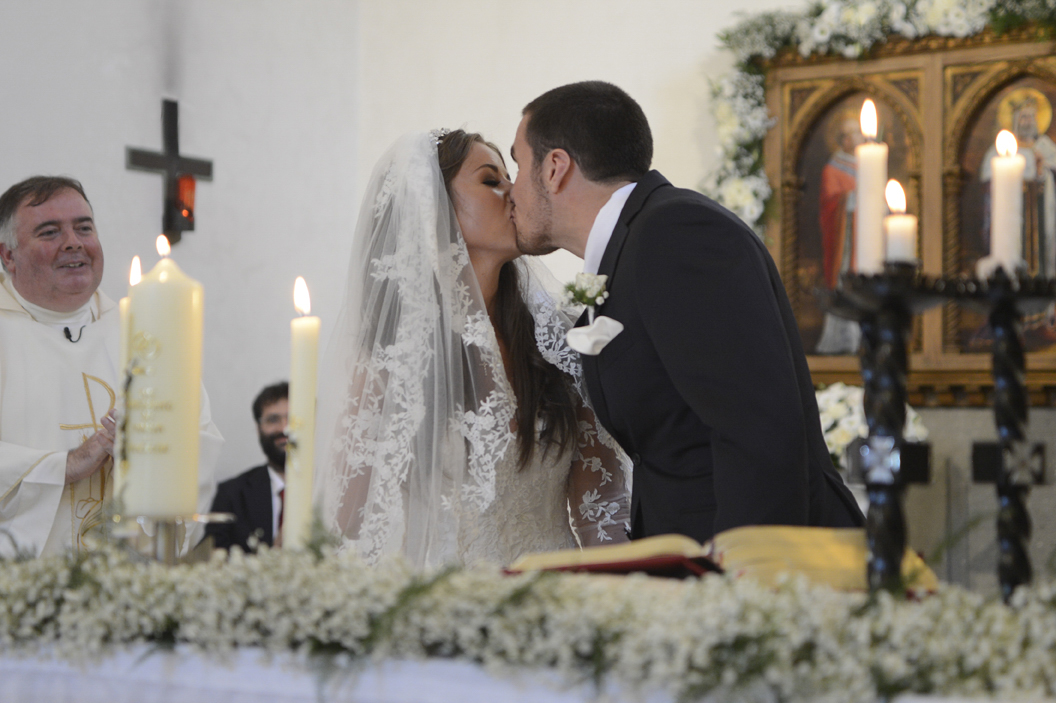 02 — ceremony kiss at the altar