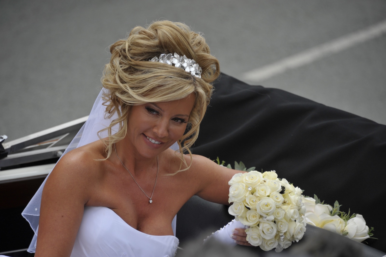 Bride arriving by carriage with her bouquet — a candid moment before the ceremony